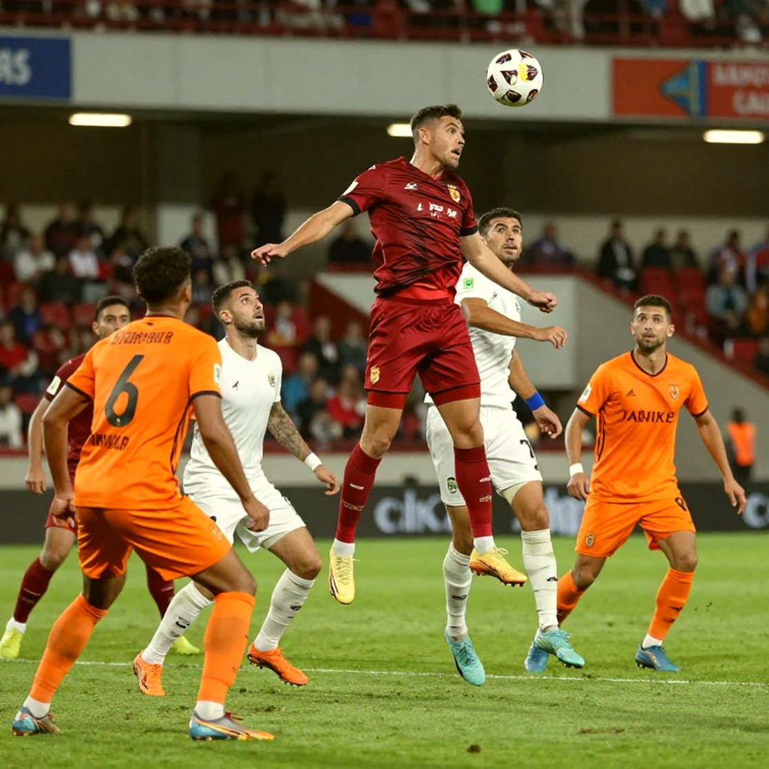 Junya Ito đá hậu vệ phải ở Kirin Cup 2026: tiếng hét 'ở lại' của Moriyasu và giới hạn của một phép thử