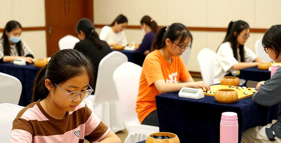 Samarkand và Hồng Kông: Bản đồ không gian của một ngày hai mặt trận