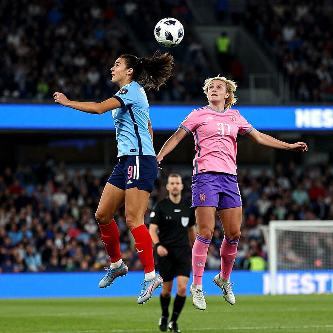 Bruno Fernandes, tấm thẻ đỏ của Foden và 67 phút không phá nổi khối phòng ngự: đọc lại trận derby Manchester bằng con mắt trọng tài