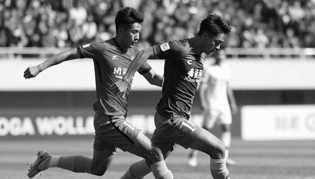Cú quét qua vai trái: đọc lại bản tin Carragher – Tielemans bằng dữ liệu và sổ đăng ký cầu thủ