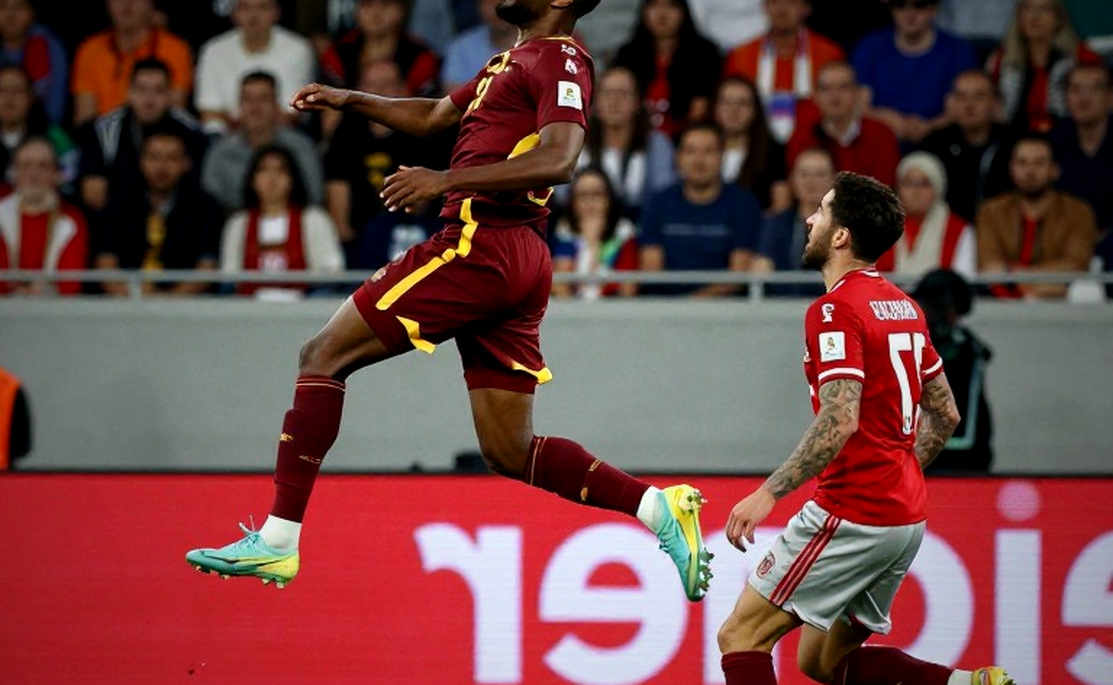 Nhịp chạy chậm ở Hàng Đẫy: Vì sao ba trung vệ trở lại V.League